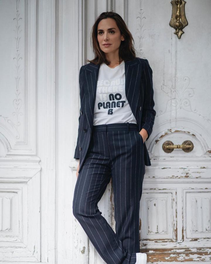 Con este look, Tamara Falcó ha demostrado que el traje es siempre una buena opción con este diseño azul marino de rayas de Masscob.