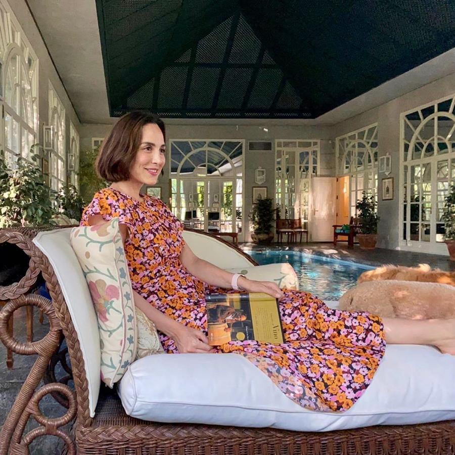 Tamara Falcó ha demostrado en un sinfín de ocasiones que es una gran seguidora de las tendencias y esta temporada no ha dejado pasar la oportunidad de incluir en su armario un vestido de flores tan colorido como  este .