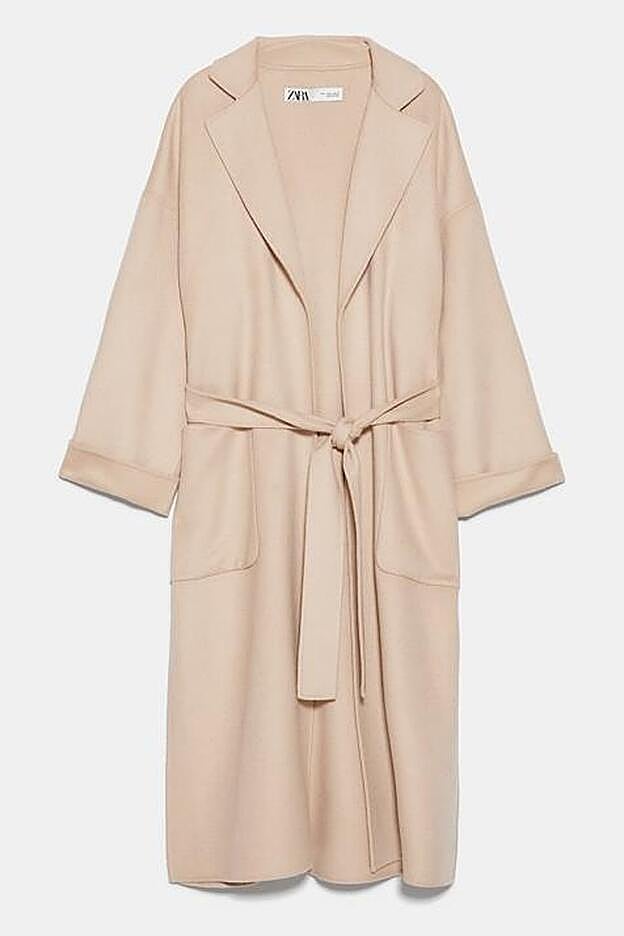 Este es el abrigo de Zara que ha llevado Alexandra Pereira.