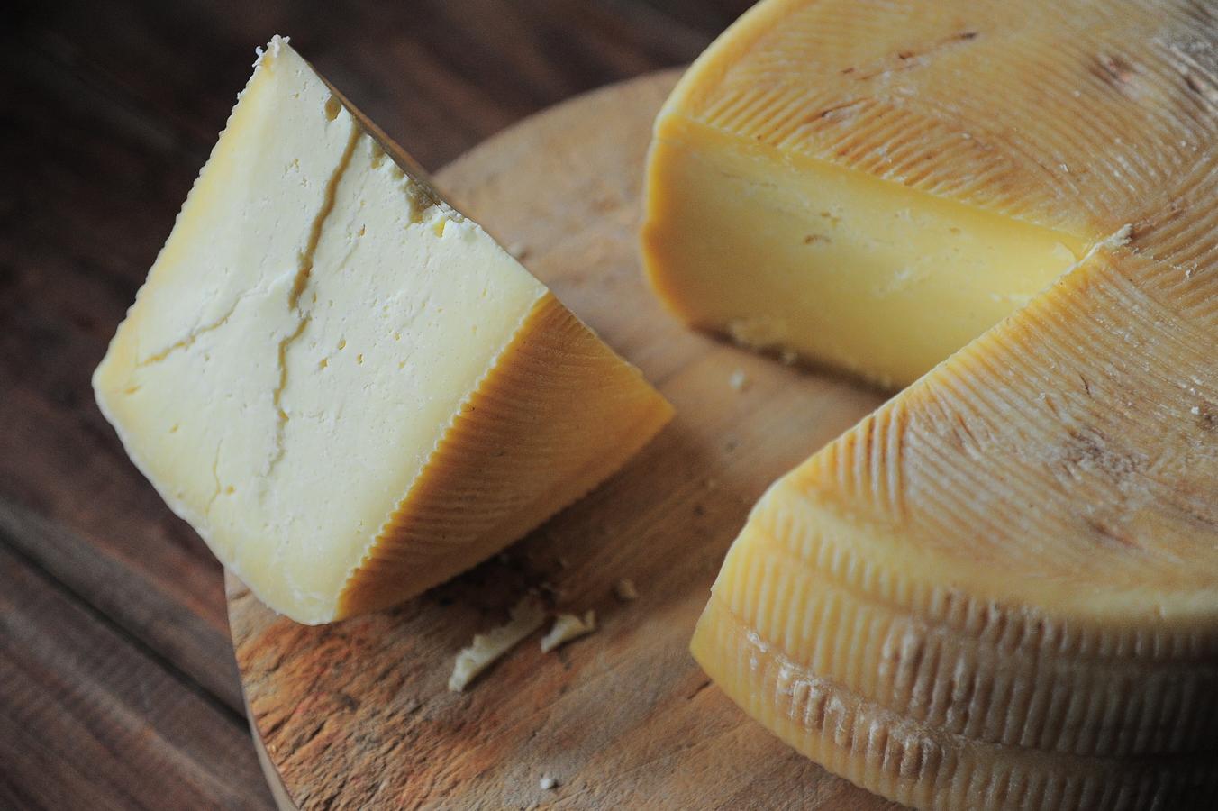 Por su contenido en sal, el queso también puede ser una buena alternativa para la hipotensión. Lo ideal es consumirlo de forma moderada, ya que es un alimento rico en grasas y con un aporte calórico elevado. Además, abusar del sodio podría crear el efecto contrario y elevar demasiado la presión. No obstante, depende del tipo que se elija: cuánto más curado, más porcentaje de grasa. Para consumo habitual, lo mejor es decantarse por quesos suaves como el fresco o la mozzarella.
