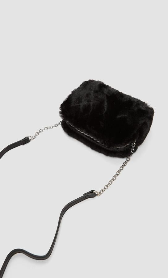 La  versión más adorable  de las bandoleras de Stradivarius la encontramos en esta versión peluche especialmente indicada para  las noches de fiesta . Cuesta 12,99 euros y también tiene asa larga con cadena.