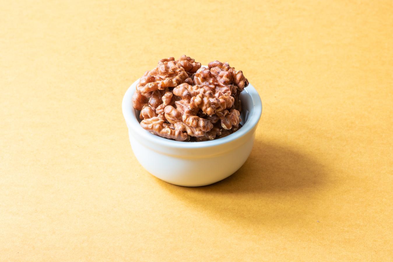 La porción adecuada es 28 gramos al día. Si consumes más de eso estarás consumiendo un excedente de grasas que no te permitirá bajar de peso