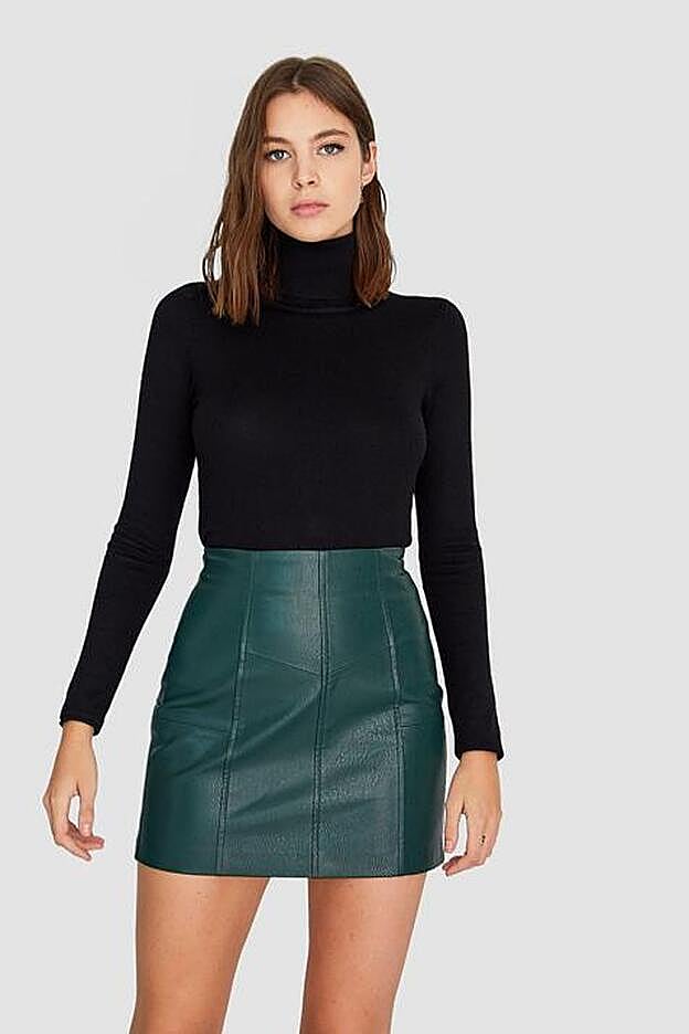 Jersey de cuello de cisne en negro.