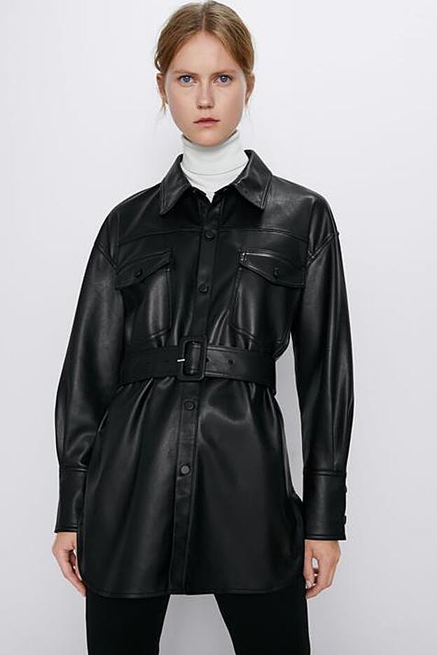 Esta es la chaqueta de efecto cuero de Zara que Alba Díaz lleva como vestido.