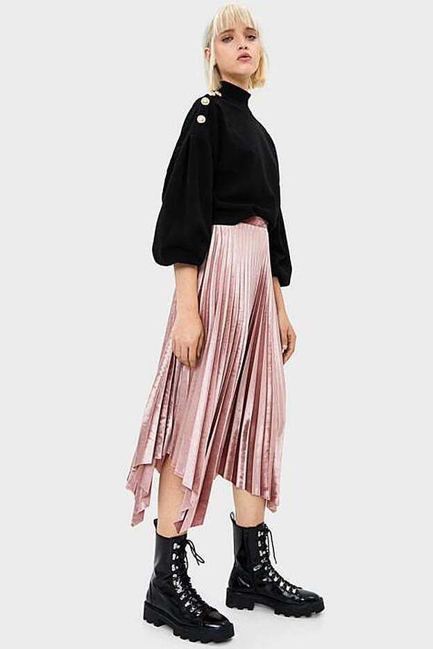 Más terciopelo en esta falda midi plisada y con bajo asimétrico de Bershka.