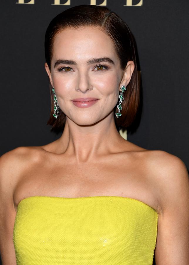 Pura elegancia y comodidad con este peinado wet, ideal para los short bob como el de la actriz Zoey Deutch.