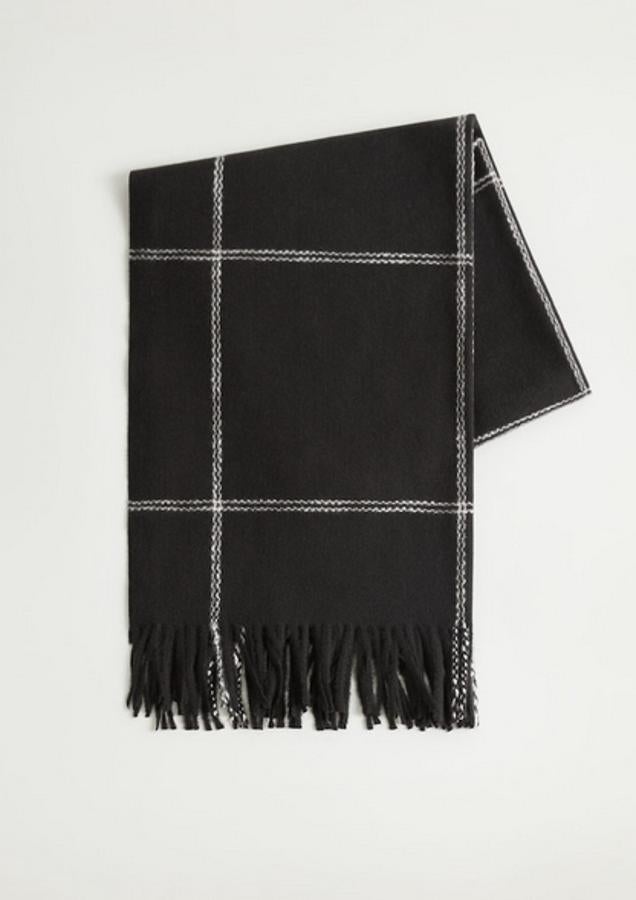 Si el negro no falla en cada una de las prendas de tu armario, aquí tienes una bufanda negra con rayas blancas que probablemente se convertirá en tu complemento favorito. Es lo que tiene ser un color con tantas posibilidades. Es de Mango y cuesta 19,99 euros.