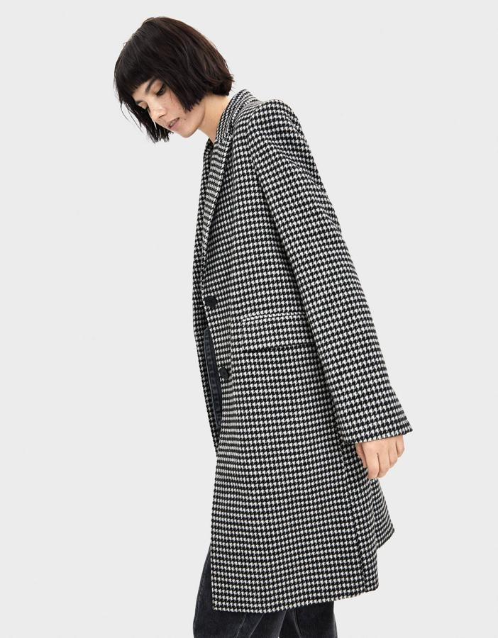 Otro modelo con el estampado de moda, la pata de gallo, en este caso de Bershka (49,99 euros).