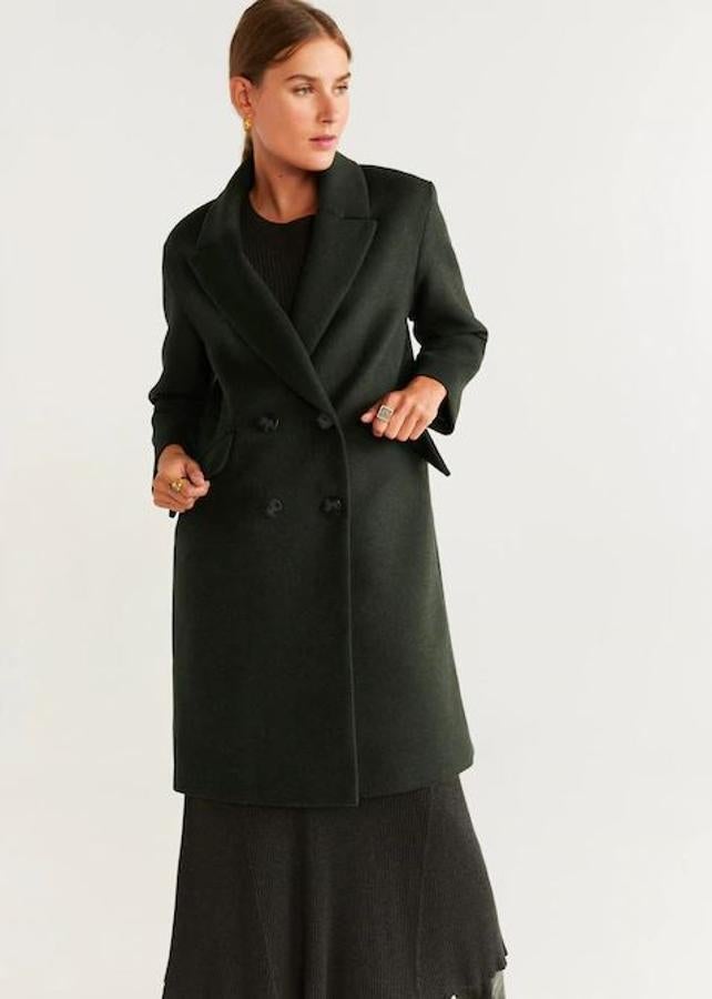 Si estás buscando un color clásico pero no quieres caer en el negro de siempre, el verde oscuro va a ser tu mejor opción. Este de Mango tiene el tono ideal y un corte que le sienta bien a todo tipo de silueta (69,99 euros).