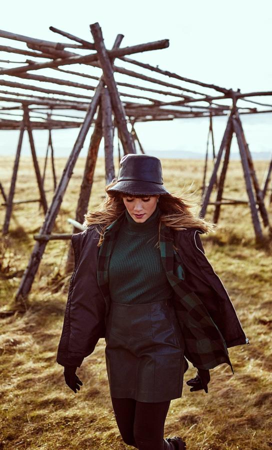 Aitana ha combinado la sobrecamisa de cuadros (25,99 euros) con un jersey de canalé y cuello alto verde esmeralda (15,99 euros) y una falda efecto piel negra (17,99 euros).