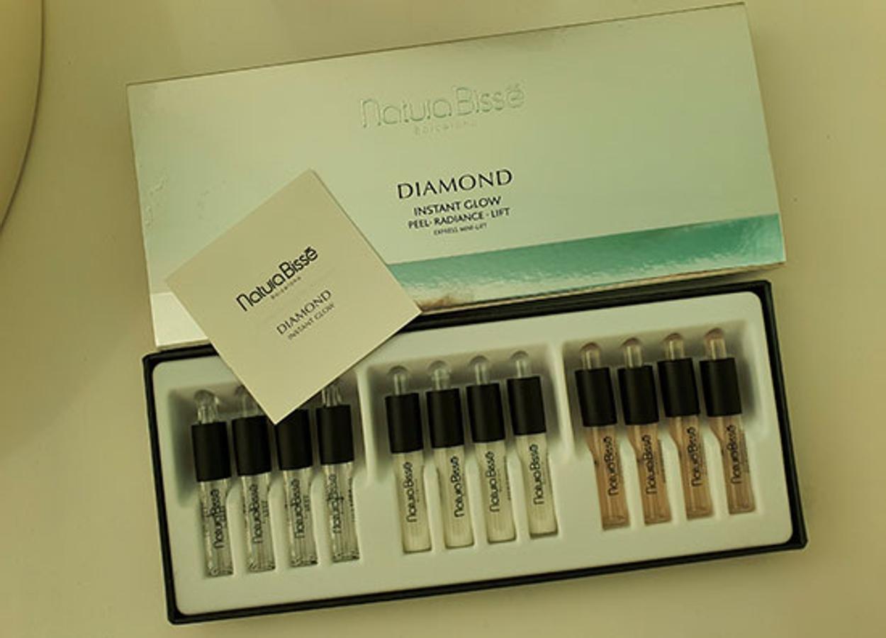 Uno de los secretos de la piel tersa, luminosa y radiante de Paula Echevarría, está en estas ampollas iluminadoras con efecto inmediato. Un tratamiento con efecto flash que garantiza una piel perfecta en segundos.