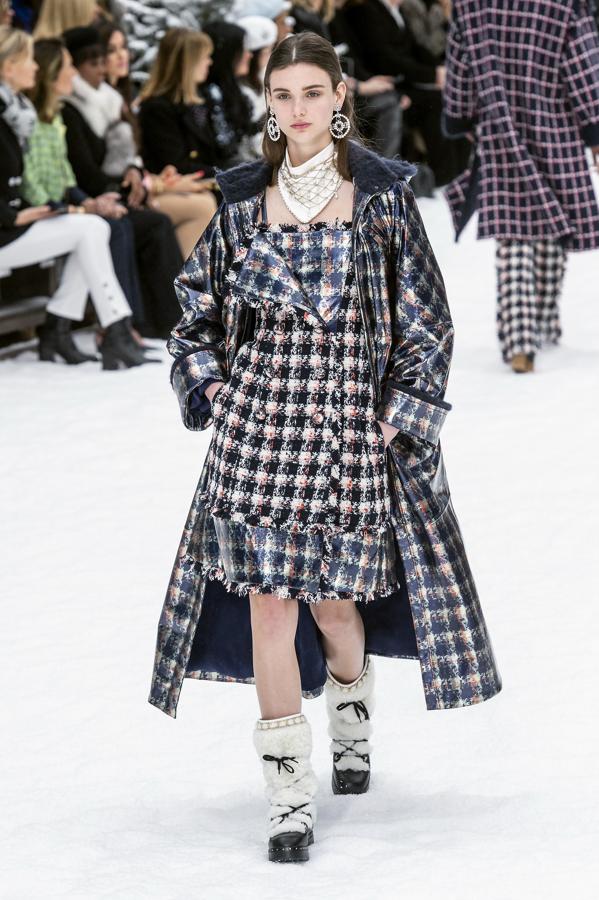 Look del desfile 'prèt-â-porter' de Chanel para el otoño-invierno 2019/20.