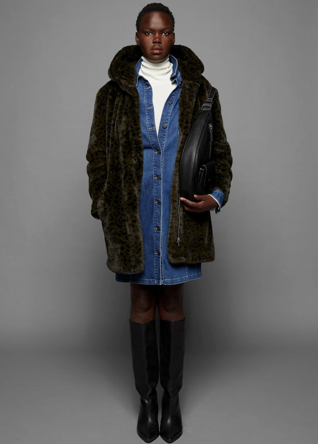 Abrigo de pelo sintético conacpucha y cremallera en la parte delantera (Violeta, 89,99 euros), vestido en denim entallado (Violeta, 49,99 euros) y botas de caña alta de piel, con tacón ancho de 7 centímetros (139,99 euros).