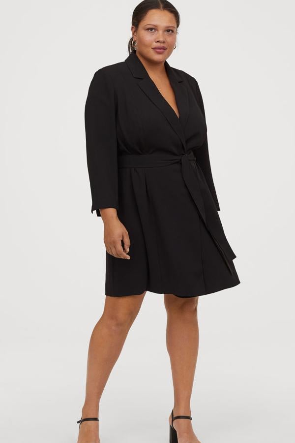 Vestido americana de H&M, confeccionado en tejido de crepé con solapas de muesca, cierre cruzado oculto delante y cinturón de anudar extraíble. Va forrado y cuesta 49,99 euros.