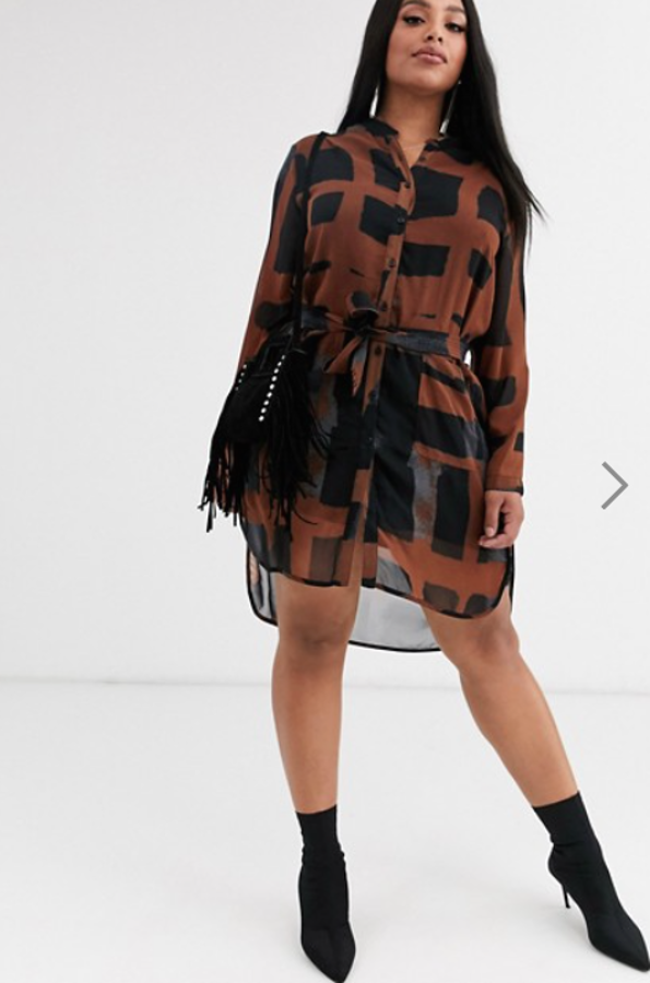 Precioso vestido camisero con estampado abstracto y cinturón de Religion Plus. Está disponible en Asos y cuesta 117,99 euros.