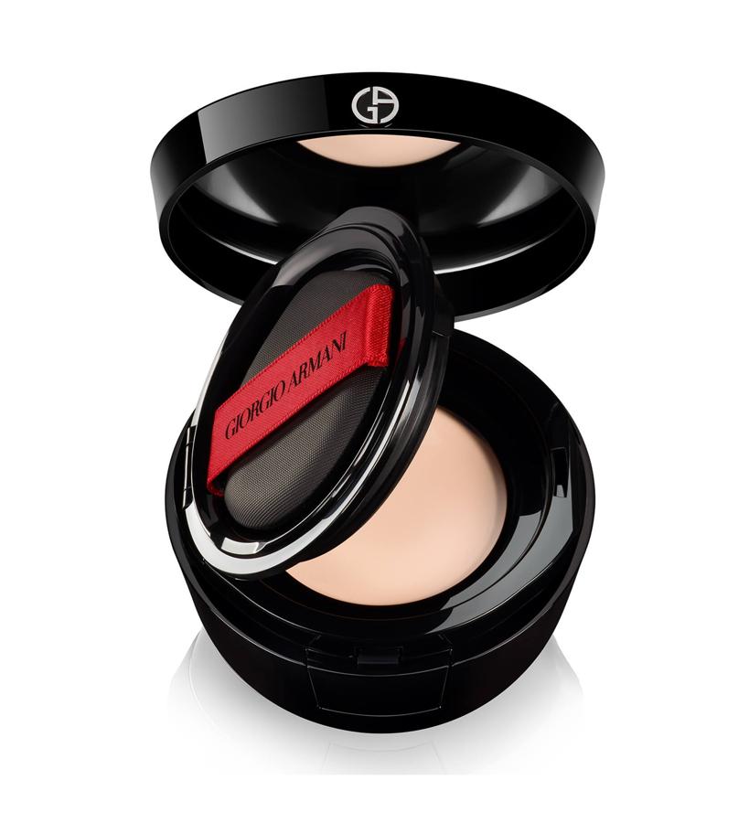 Esta base deja una alta cobertura con acabado de terciopelo mate. Dispone de una textura transformadora que cuando se aplica, cambia de un bálsamo a una crema en polvo. El innovador maquillaje se funde en la piel para difuminar la apariencia de imperfecciones y crear una tez más uniforme con una sensación cómoda. Sus polvos esféricos suaves ayudan a mantener una tez brillante, de aspecto impecable durante el día y contiene SPF 25. (70 €).