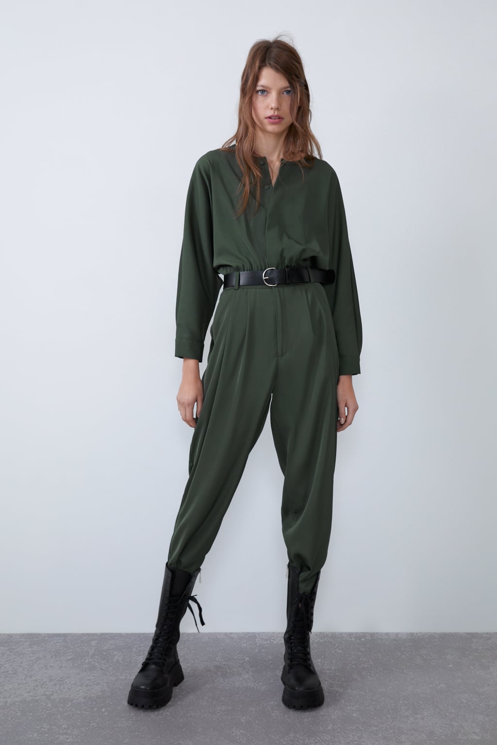 Presume de estilazo con este mono de la nueva colección de Zara en tono verde militar que combina perfectamente con esas botas negras que tienes en el armario. (39,95 euros).
