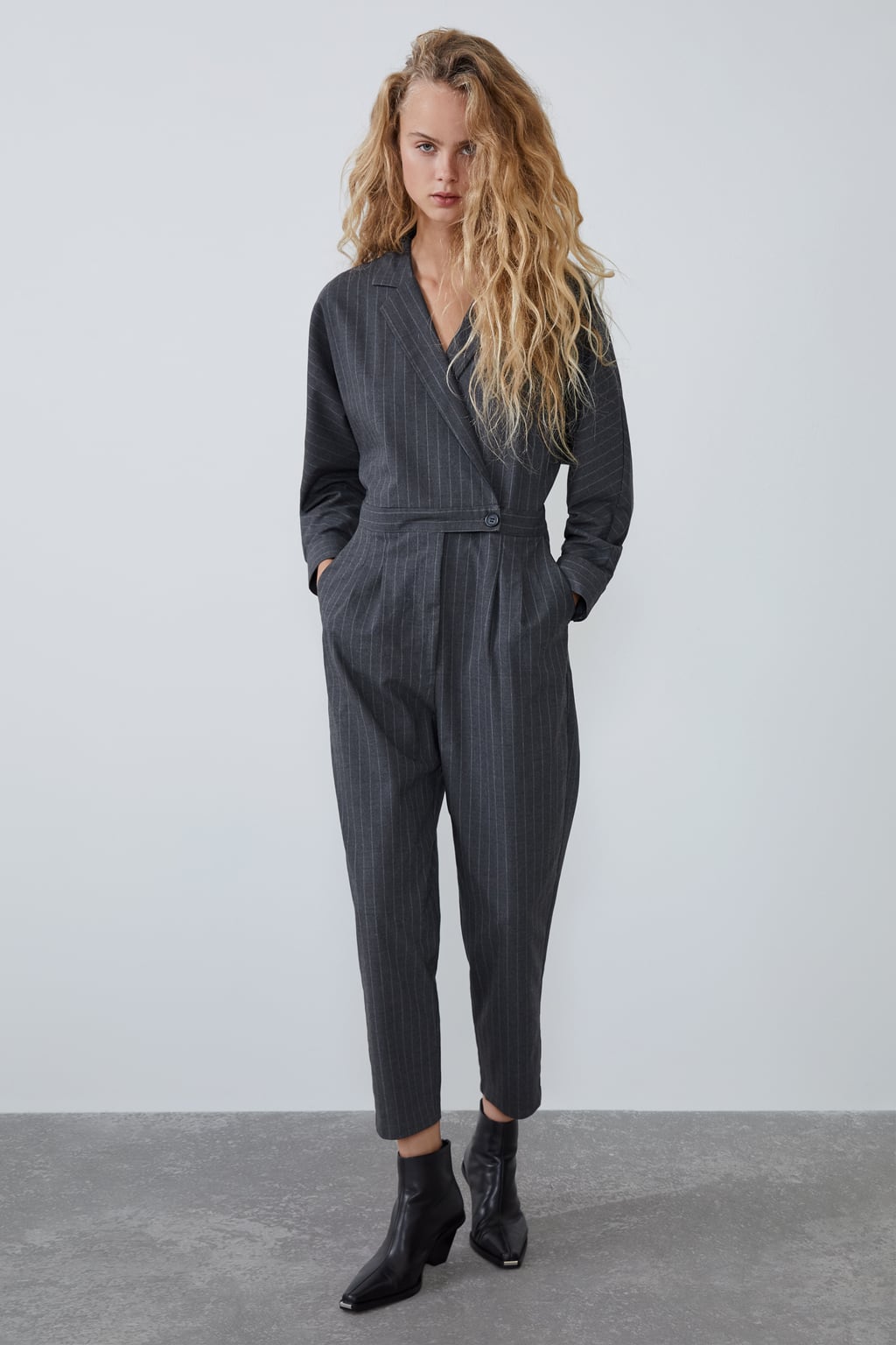 Mono gris con estampado de rayas diplomáticas. ¿Quién va a ser la más sobria y elegante de la oficina? (39,95 euros).