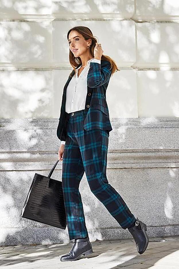 Este es el traje de cuadros que forma parte de la colección de Rocío Osorno para Carrefour.