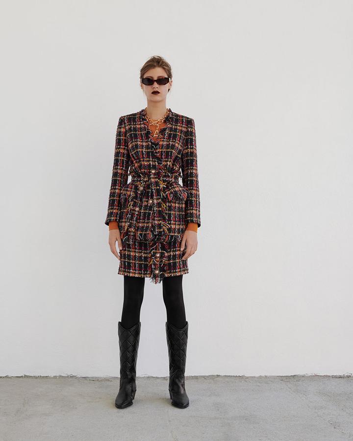 Esta chaqueta de tweed multicolor con detalle de cinturón de Uterqüe cuesta 159 euros, y la falda con botones joya, 89 euros.