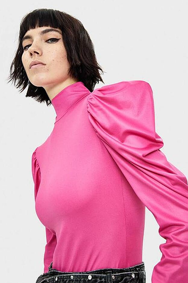 El body con mangas abullonadas en color rosa.