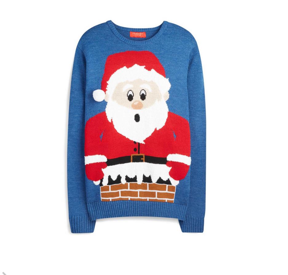 El persobaje por excelencia de estas fechas, Papa Noel llega a través de este jersey azul en el que aparece bajando por la chimenea. Cuesta 14 euros.