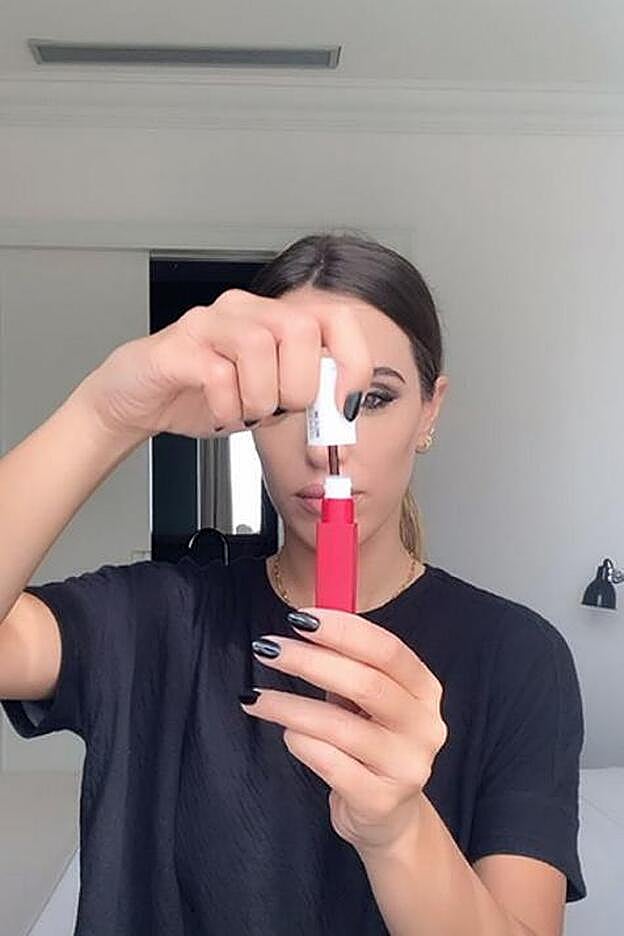 Bass con el último paso de su look, los labios.