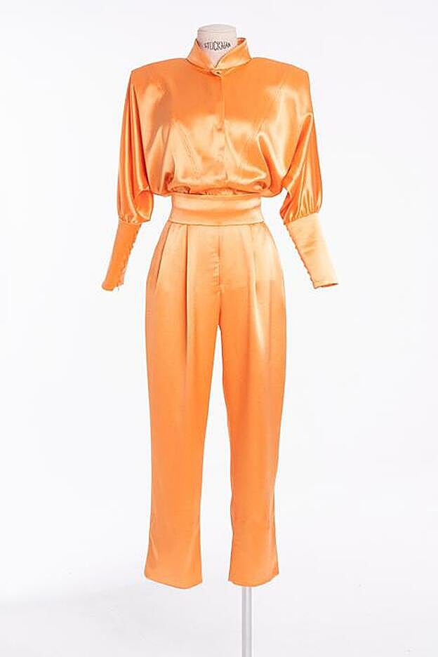 El espectacular mono que lleva Cristina Pedroche es de Fernando Claro y cuesta 1.750 euros.