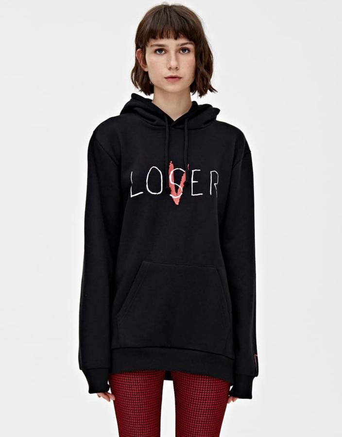 Sudadera de color negro con texto 'Loser/Lover' en contraste (Pull&Bear, 25,99 euros).Lleva capucha ajustable mediante cordón, detalle bordado en la manga y bolsillo delantero tipo canguro.