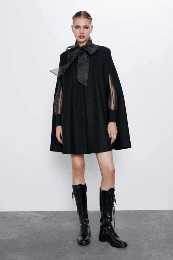 Chaqueta tipo capa confeccionada con tejido en mezcla de lana (Zara, 75,95 euros). Lleva cuello redondo, bolsillos frontales de vivo, aberturas laterales y cierre frontal con alamar. Vestido corto de cuello subido y manga larga combinada con organza (Zara, 29,95 euros). Bota plana de piel de color negro con cordones, punta cuadrada y tirador trasero (99,95 euros). Lleva una suela gruesa tipo track y cierra con una cremallera interior.
