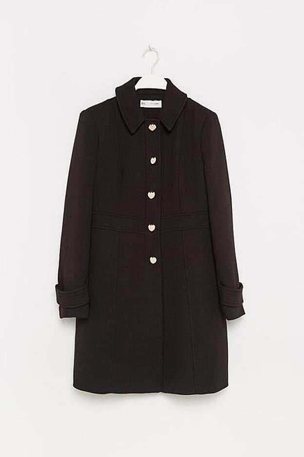 Una versión aún más clásica y estricta del clásico abrigo de paño, de Sfera.