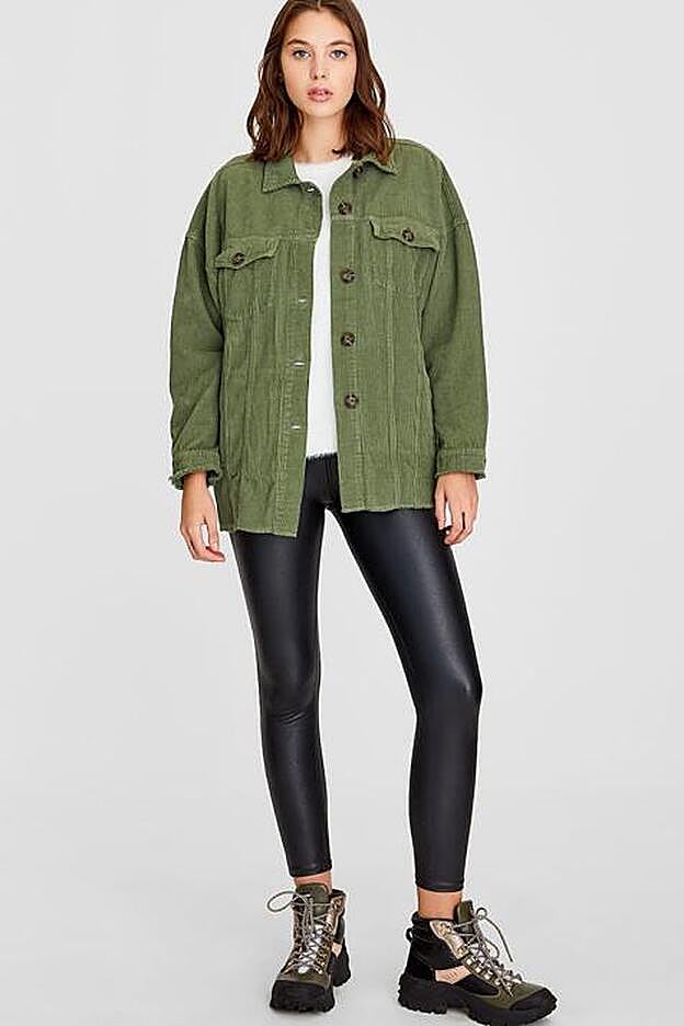 Sobrecamisa de pana kaki (25,99 euros).