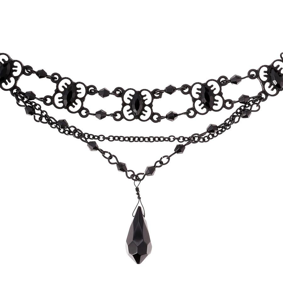 Este collar de adornos decorativos y piedras acrílicas afacetadas será un complemento ideal para un look gótico. Cuesta 7,95 euros.