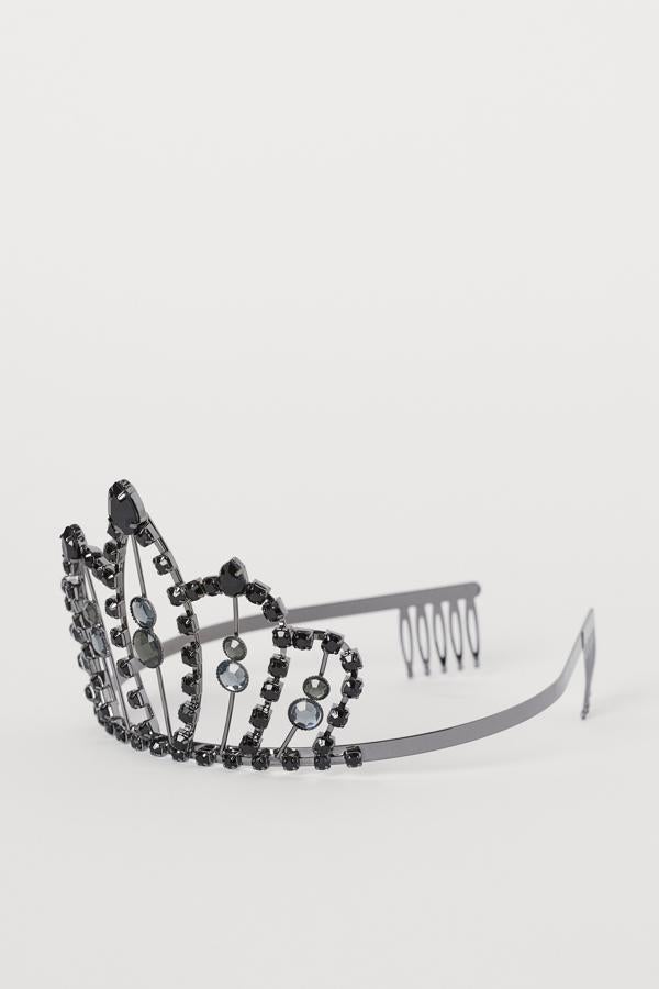 Si te has decidido por un look regio con tintes sangrientos, esta tiara con strass de H&M puede ser una excelente elección. Cuesta 9,99 euros.