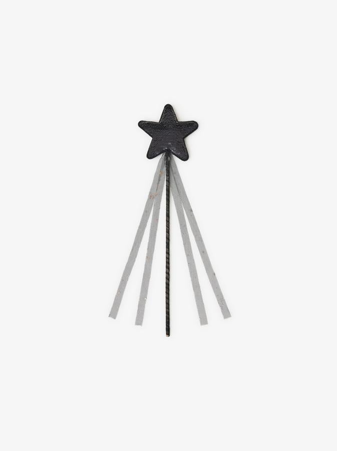 Los clásicos nunca fallan y el disfraz de bruja nunca pasa de moda. Esta varita de Zara, con aplique de tul y lentejuelas dobles cuesta 5,95 euros.