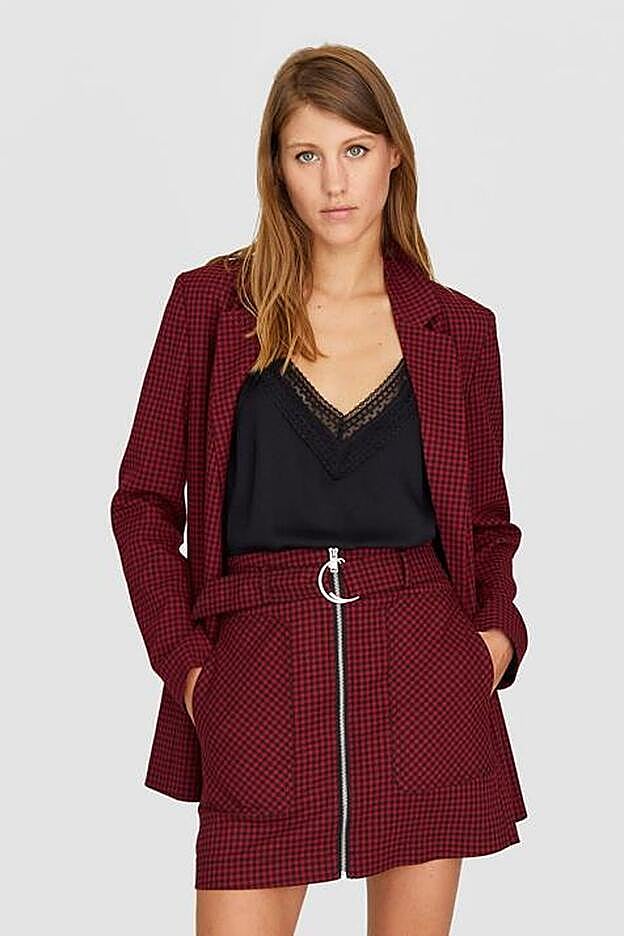 Este es el conjunto de falda y americana de cuadros de Stradivarius que ha llevado Paula Echevarría.