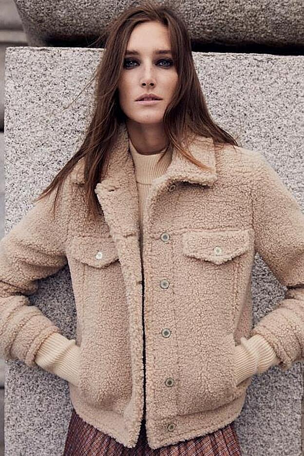 Una cazadora que imita el diseño de las vaqueras, pero en borreguillo.