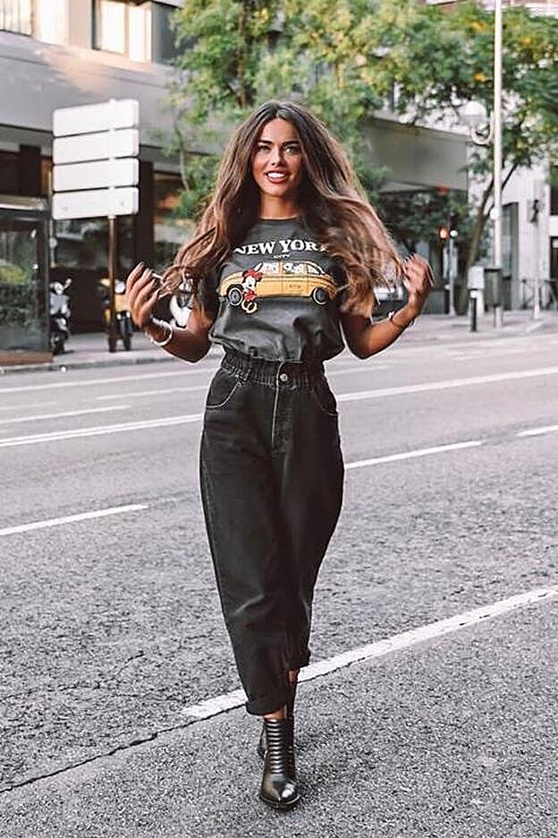 Botines, slouchy jeans y camiseta, el look perfecto de Violeta Mangriñan para el entretiempo.