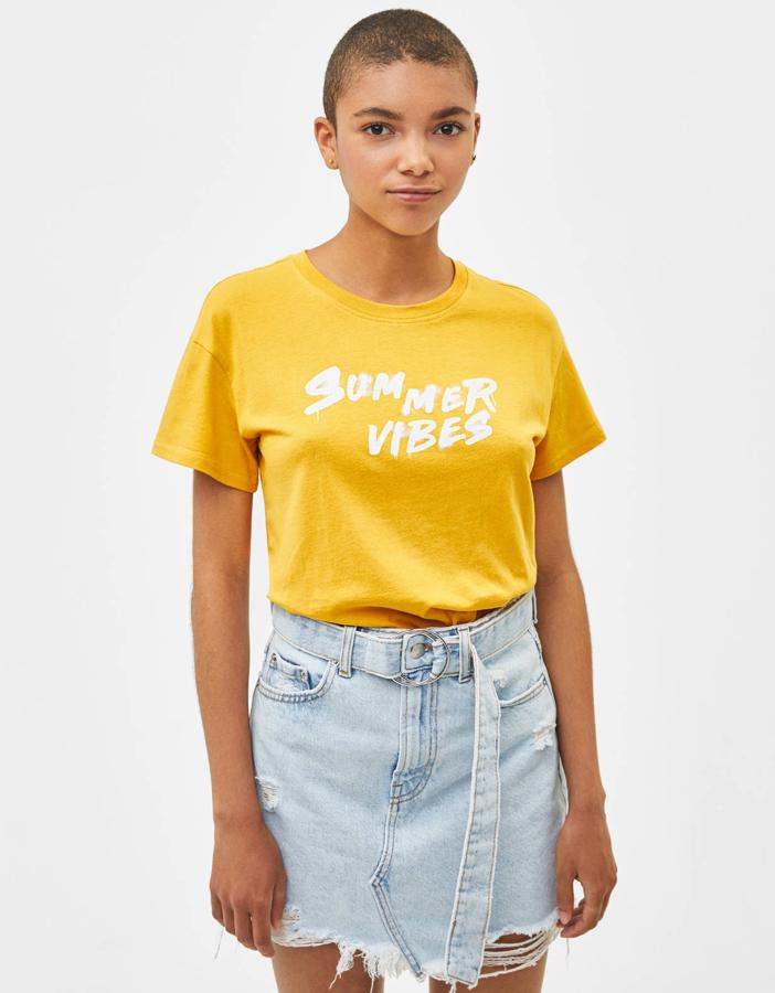 Si necesitas una camiseta amarilla y la referencia veraniega te resulta esperanzadora, no te lo pienses demasiado porque este modelo se está agotando.
