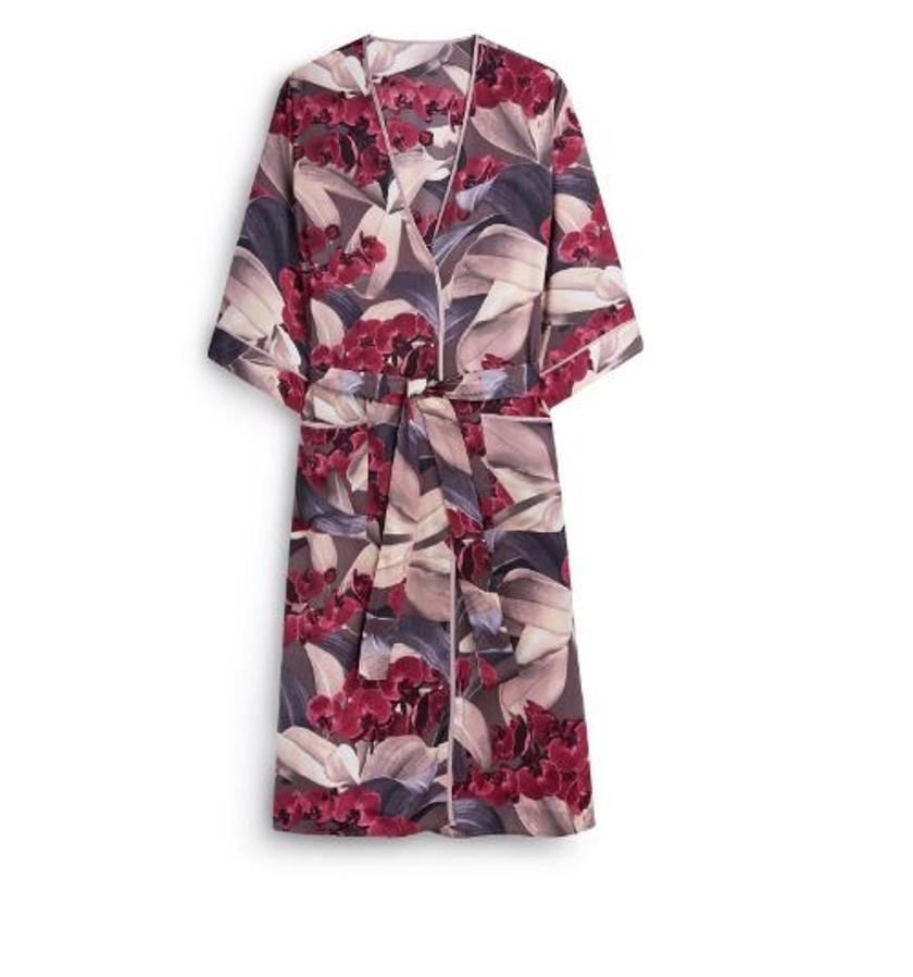 Batín con estampado en tonos otoñales, con manga francesa y cinturón a juego, 14 euros.