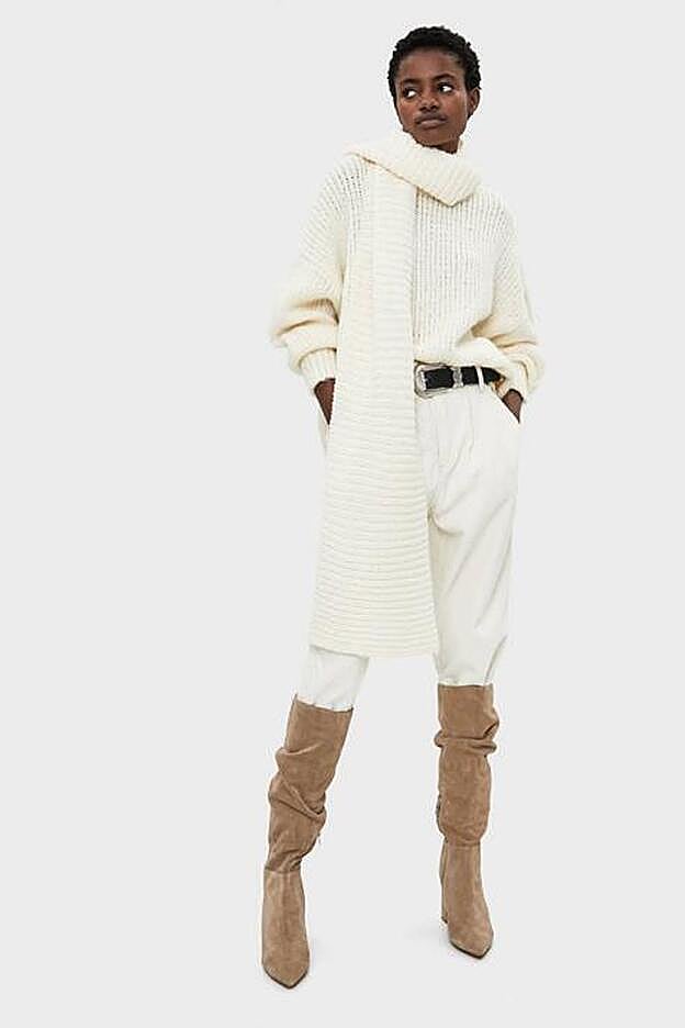 Jersey con bufanda crudo de Bershka.