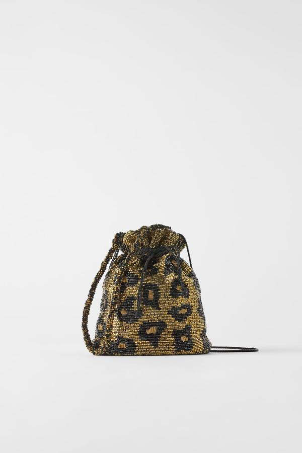 Bolso estilo saco con abalorios dorado y negro de Zara (29,95 euros).
