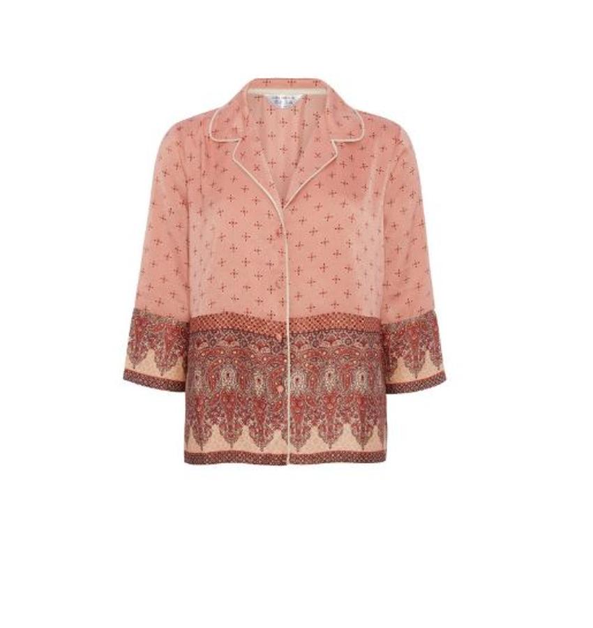 Camisa pijamera en rosa palo con cenefa en los mismos tonos, 12 euros. Este modelo ya lo teníamos fichado porque fue  uno de los primeros de la nueva colección de otoño .