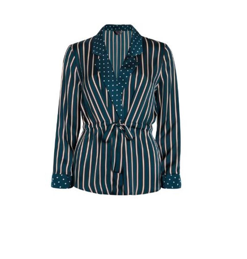 Si lo tuyo es el mix d eestampados, esta chaquetilla de pijama combina rayas y lunares en la misma prenda y cuesta 10 euros.