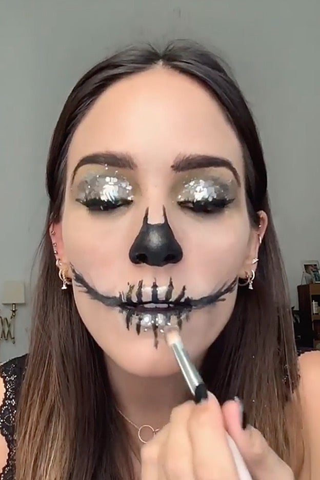 La fase final del maquillaje de Halloween de Rocío Osorno le saca todo el partido a la purpurina.