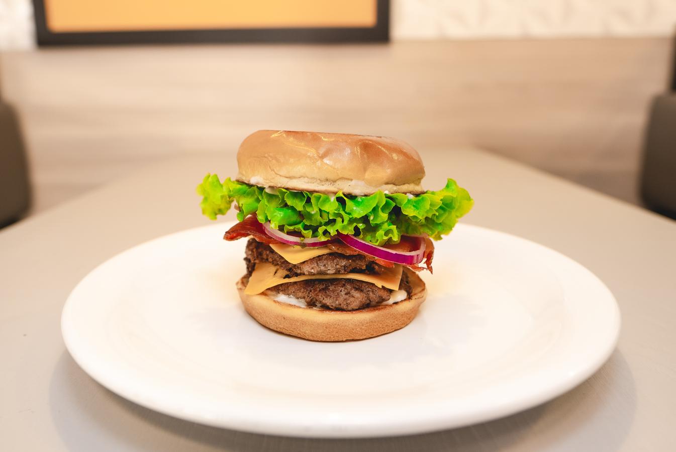 Es lo primero que debes eliminar de tu dieta. Padezcas esta patología o no, los ultraprocesados son alimentos insanos que no generan ningún beneficio para la salud. Si tienes hipotiroidismo las fluctuaciones de peso estarán a la orden del día, por lo que estos alimentos significan un aporte calórico difícil de asimilar.