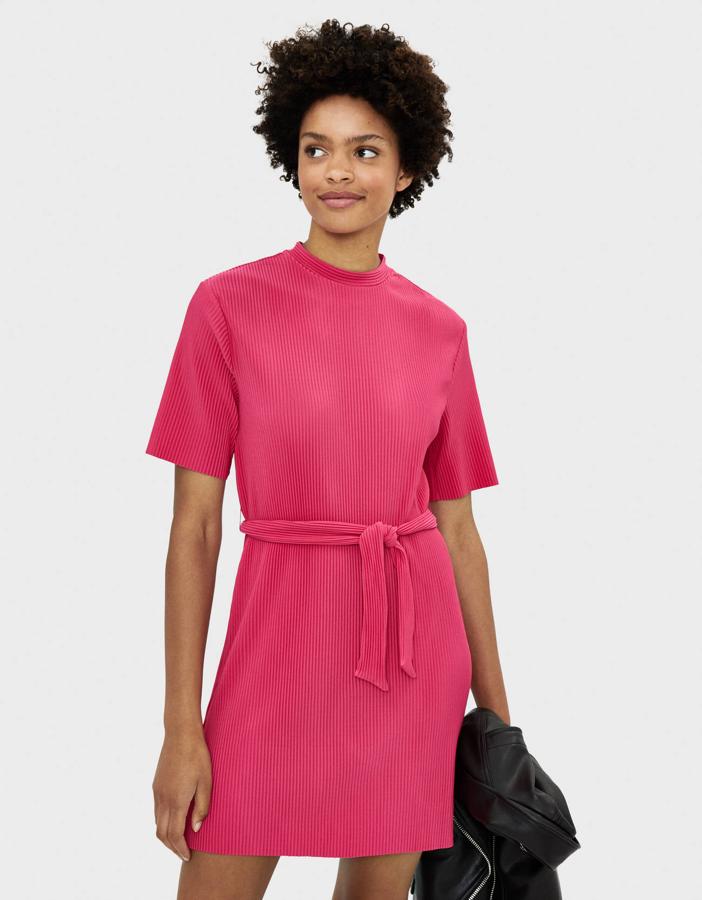 Si buscas un vestido de fiesta pero lo tuyo no son las prendas entalladas, este vestido mini de Bershka en color fucsia con cuello perkins y cintura ajustada con lazada puede ser una opción a tener en cuenta. Cuesta 10,79 euros (antes 17,99) y está disponible también en plata y color negro.