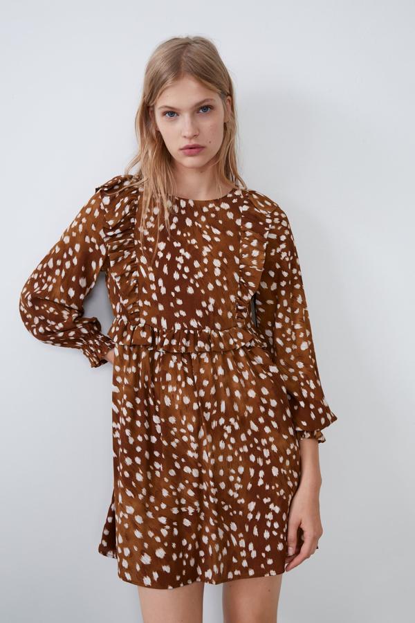 Marrón con manchas blancas y mangas ajustables acabadas en puño elástico. Con volantes a lo largo de toda la parte superior, este vestido de Zara cuesta 15,99 euros, antes 29,95.