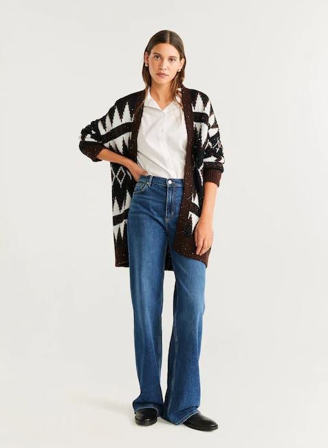 El estampado de rombos lo va a petar esta temporada en las prendas de punto. Si quieres ir a la última, este cárdigan de Mango con lentejuelas debería ser tuyo. (49,99 euros).