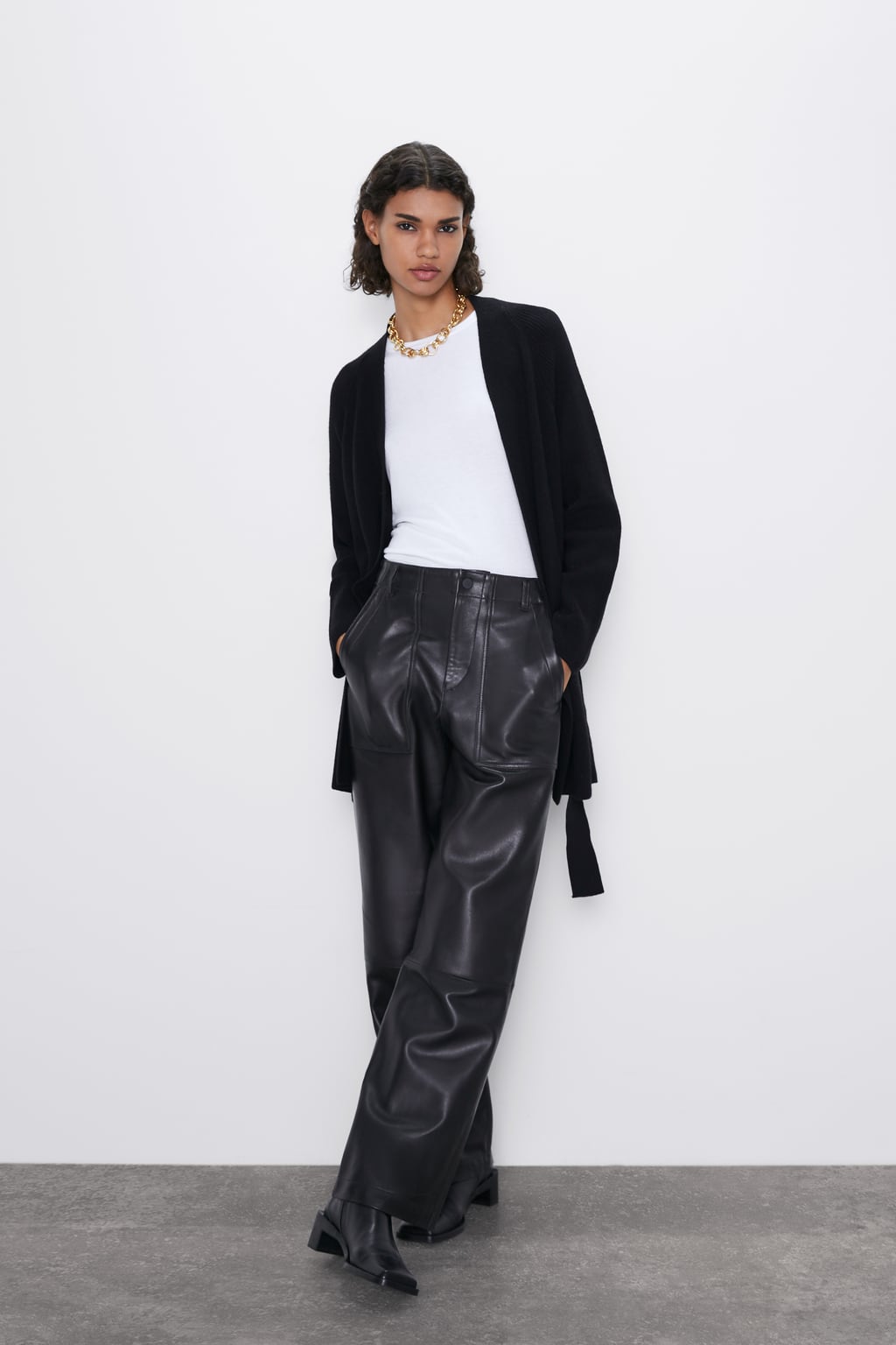 Y si lo que estás buscando es el básico de los básicos, este cárdigan negro de punto con cinturón de Zara es para ti. (29,95 euros). ¿Con cuál te quedas?